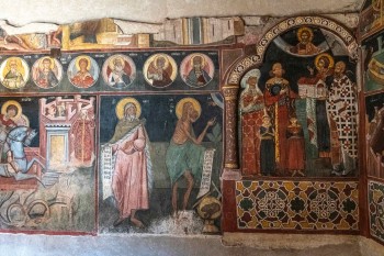 Средновековни стенописи в Кремиковския манастир с ктиторски портрети, фигури на светци и медальони.