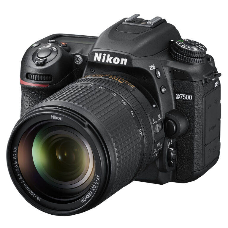 Nikon D7500: Компактна Мощ за Ентусиастите